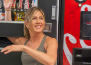 A popularidade de Jennifer Aniston faz dela uma escolha valiosa para campanhas internacionais de marketing. É da publicidade que vem boa parte dos U$ 21 milhões que a atriz ganhou no período.