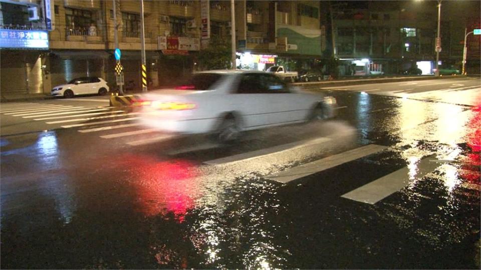 疑管線漏水 台中神岡中山路面夜半冒水