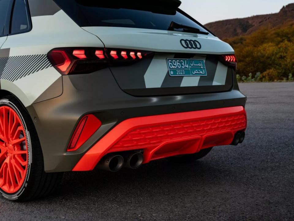 車尾的擴散器也更具有侵略性，同時也將尾燈做出了更先進的設計。(圖片來源：Audi)