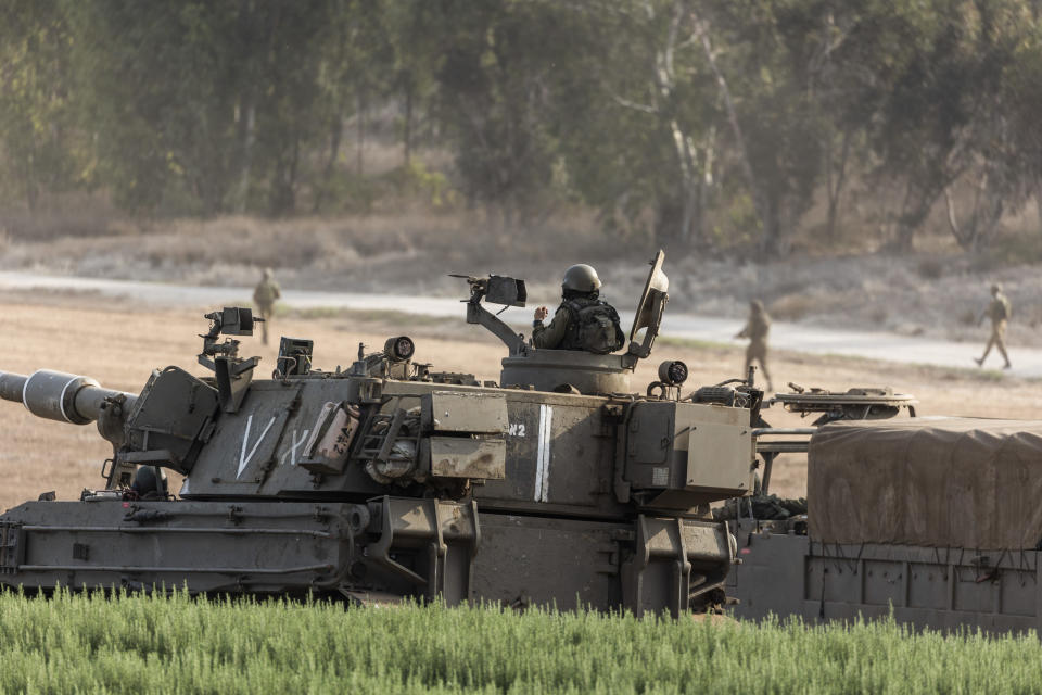 Israels Armee positioniert Truppen an der Grenze zum Gazastreifen. Um die 100.000 Reservisten wurden zum Einsatz berufen. - Copyright: picture alliance/dpa/Ilia Yefimovich