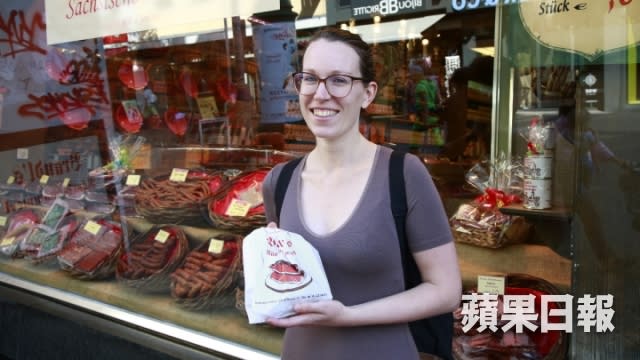 紐倫堡街上有很多肉販小店。年輕的女孩在紐倫堡長大，去其他城市探望親人，先過來買香腸送禮。她最愛紐倫堡香腸短小，且帶有胡椒香味，更推介來紐倫堡一定要吃「三腸包」(Brötchen)。