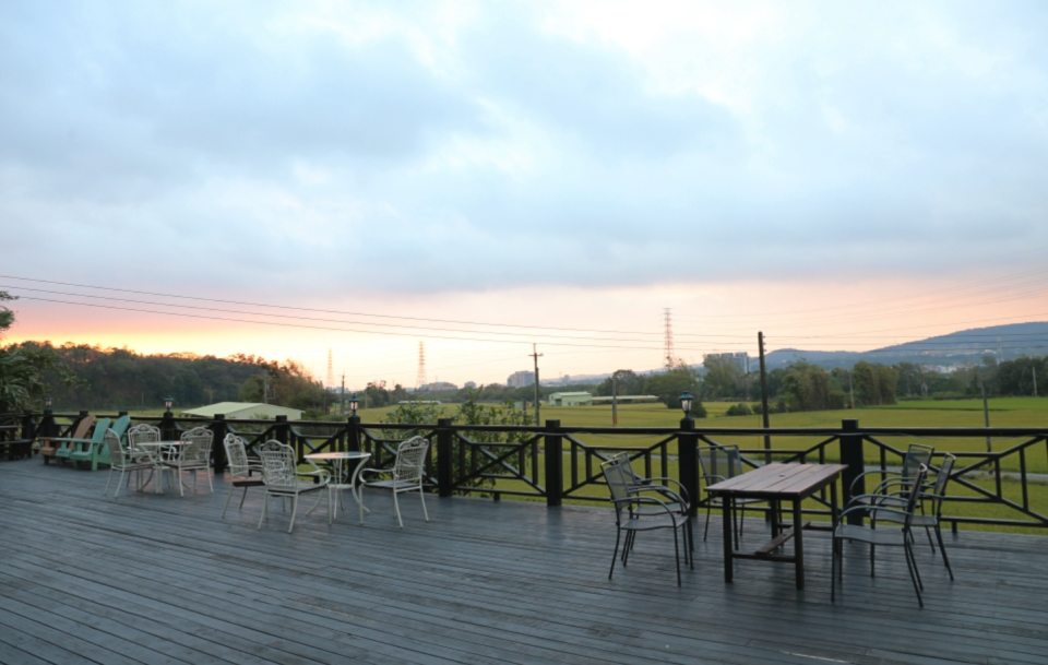 擁抱綠意的新埔秘境黛安莊園，很適合坐在戶外座位區賞夕陽美景。（攝影：Kiwi 樂活食旅）