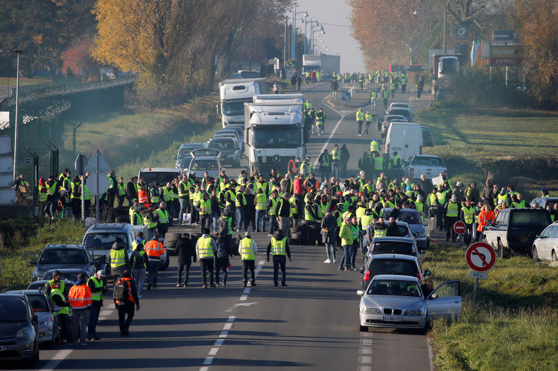 A Haulchin. Une femme est morte à la suite d'un accident en marge d'une manifestation de "Gilets jaunes" à Pont-de-Beauvoisin, en Savoie. Il s'agit d'une manifestante âgée d'une cinquantaine d'années qui a été renversée par une automobiliste. Les "Gilets jaunes" opposés à la hausse des taxes sur le carburant ont donné samedi le coup d'envoi à leurs actions sur le terrain dans le cadre d'une mobilisation protéiforme qui a pris de court gouvernement, partis politiques et syndicats. /Photo prise le 17 novembre 2018/REUTERS/Pascal Rossignol