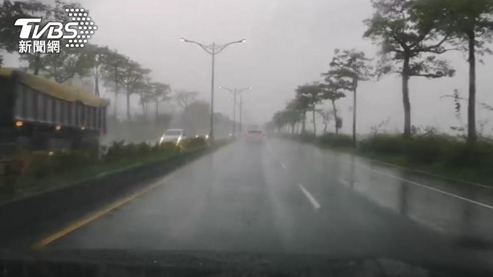 屏東屏南地區稍早降下大雨。（圖／TVBS）