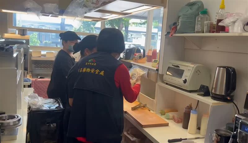 中市食安處勒令2家業者停業，採集的環境及食餘檢體最快2周後出爐。（圖／翻攝畫面）