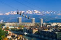 <p>8 – Grenoble<br>Au pied des montagnes, 1 000 euros mensuels permettent de se loger dans un 87 m². C’est la seule ville où la surface est en hausse sur un mois. (Getty)</p>