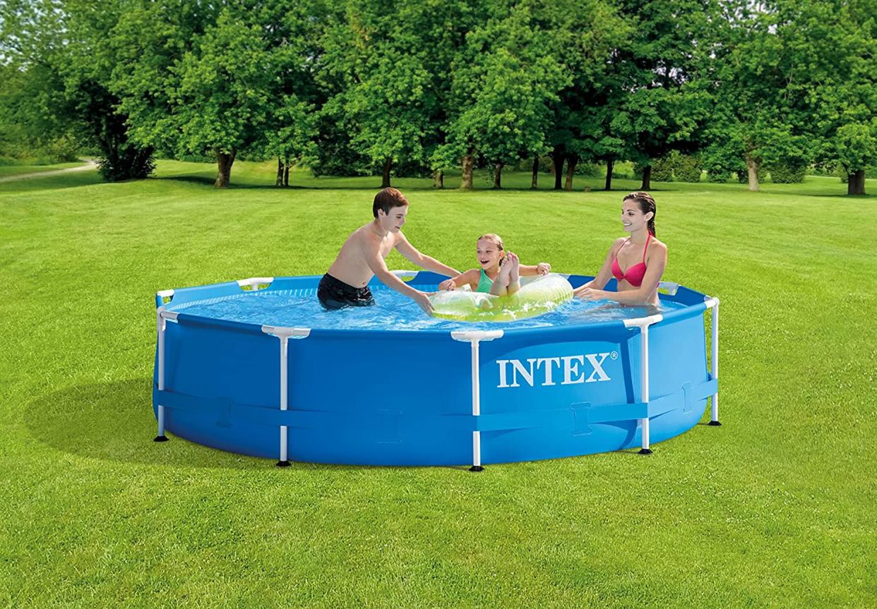 Cette piscine de 3 mètres de diamètre est idéale pour se rafraîchir en été. (Photo : Intex)