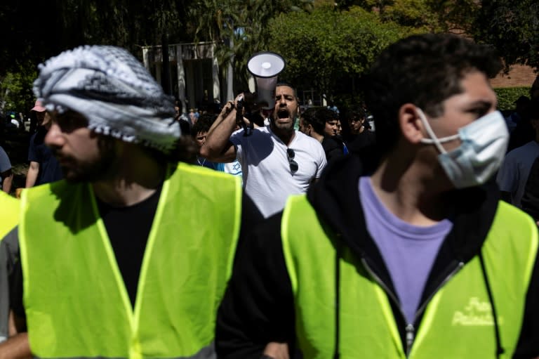 Un manifestant pro-israélien crie dans un mégaphone au cours d'une manifestation sur le campus de l'Université de Californie à Los Angeles (UCLA) le 28 avril 2024 (Etienne LAURENT)