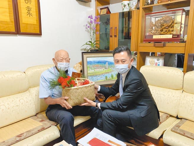 重陽節即將到來，新竹市長林智堅（右）12日拜訪百歲人瑞特教老師林嘉湧。（陳育賢攝）