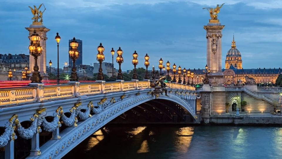 富麗堂皇的亞歷山大三世橋無疑是巴黎最浪漫的地標之一（Credit: GunerGulyesil/Getty Images）