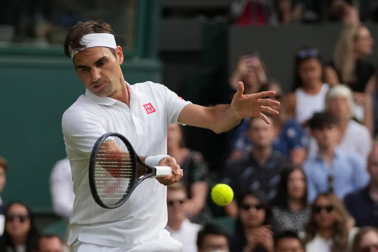 Sin apabullar como en otros tiempos, pero con la pasión y la técnica intactas, el suizo Roger Federer llegó a la segunda semana en Wimbledon y se medirá con el italiano Lorenzo Sonego en los 8vos de final.