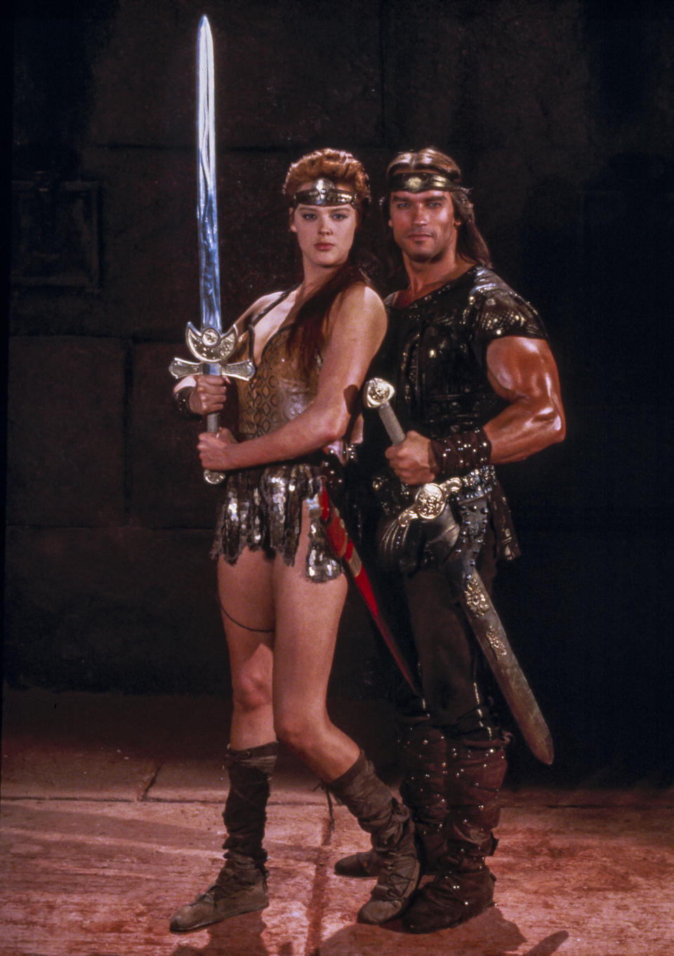 Brigitte Nielsen y Arnold Schwarzenegger como guerreros épicos en 'Red Sonja' de 1984. (Foto de Rolf Konow/Sygma/Sygma via Getty Images)