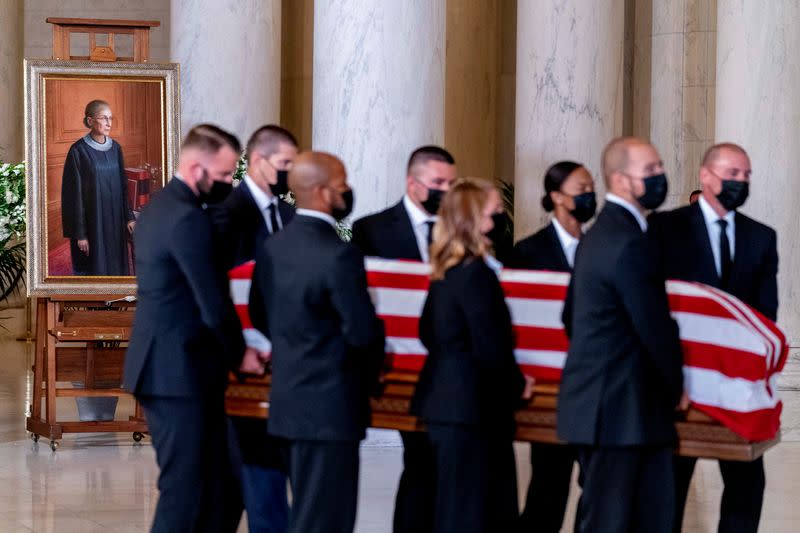 El ataúd de la jueza Ruth Bader Ginsburg, envuelto en una bandera y llevado por agentes de policía del Tribunal Supremo en Washington.