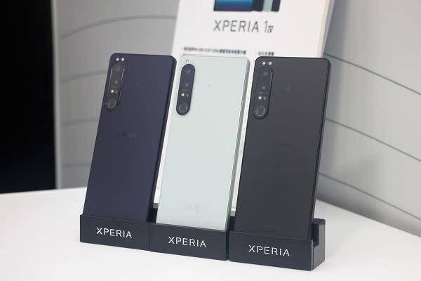 Xperia 1 IV 推出「幻境紫」、「冰霧白」與「夜瑟黑」三配色。（圖：柯宗鑫攝）