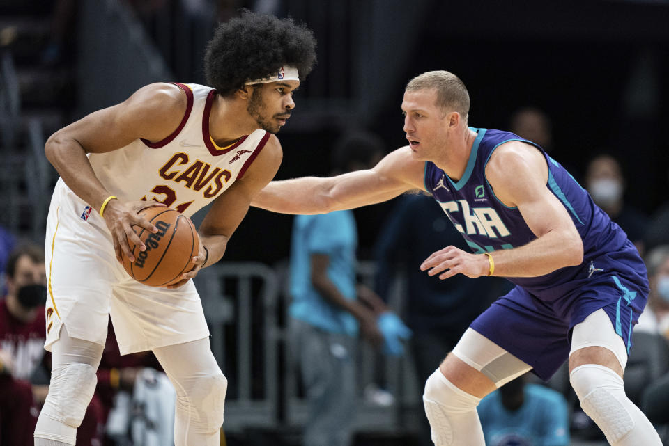Charlotte Hornets center Mason Plumlee, right, guards Cleveland Cavaliers center Jarrett Allen, left, during the first half of an NBA basketball game in Charlotte, N.C., Friday, Feb. 4, 2022. (AP Photo/Jacob Kupferman)