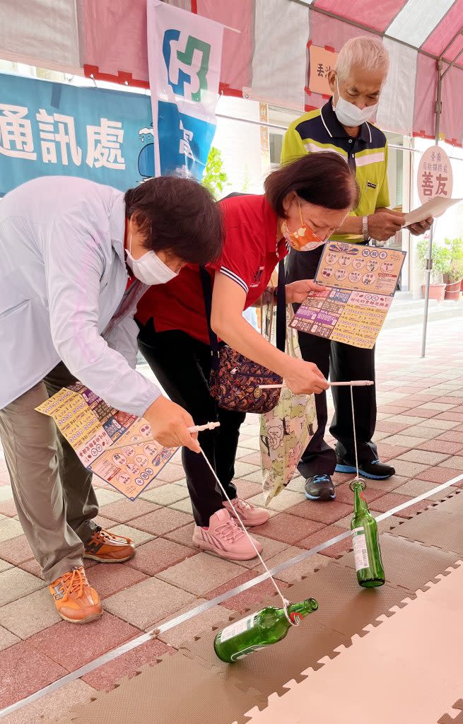 南區社區長照據點長者體驗釣酒瓶關闖遊戲。（記者陳治交攝）