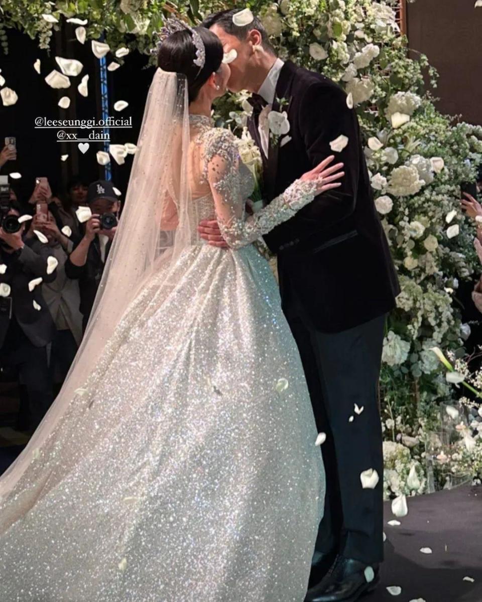 李昇基跟李多寅在婚禮上的接吻照流出。（圖／翻攝自leeseunggiargentina IG）