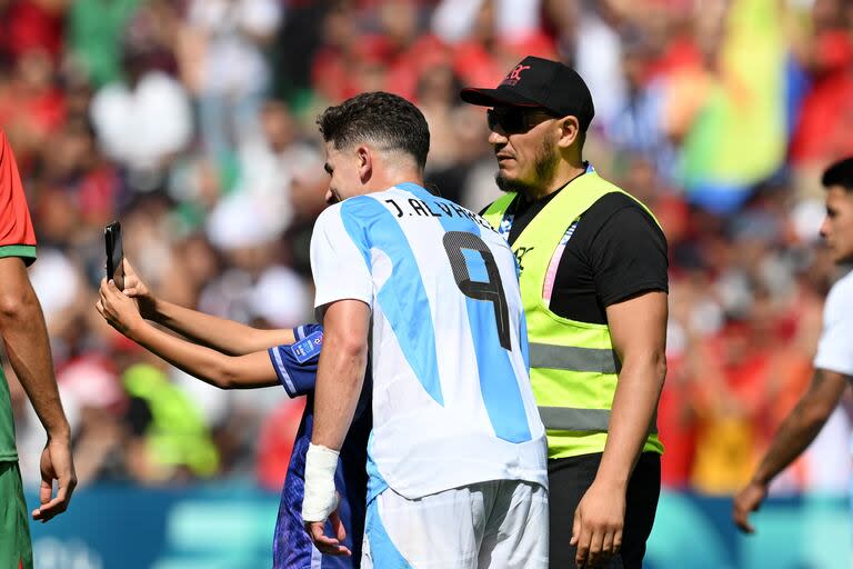 Julián Álvarez se sacó una selfie con un niño que entró a la cancha 