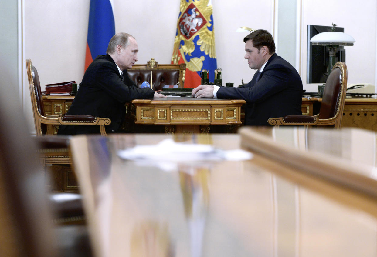 Russian President Vladimir Putin (L) meets with chief executive officer of Severstal company Alexey Mordashov at the Novo-Ogaryovo state residence outside Moscow January 19, 2015. REUTERS/Alexei Nikolsky/RIA Novosti/Kremlin (RUSSIA - Tags: POLITICS BUSINESS) ATTENTION EDITORS - THIS IMAGE HAS BEEN SUPPLIED BY A THIRD PARTY. IT IS DISTRIBUTED, EXACTLY AS RECEIVED BY REUTERS, AS A SERVICE TO CLIENTS