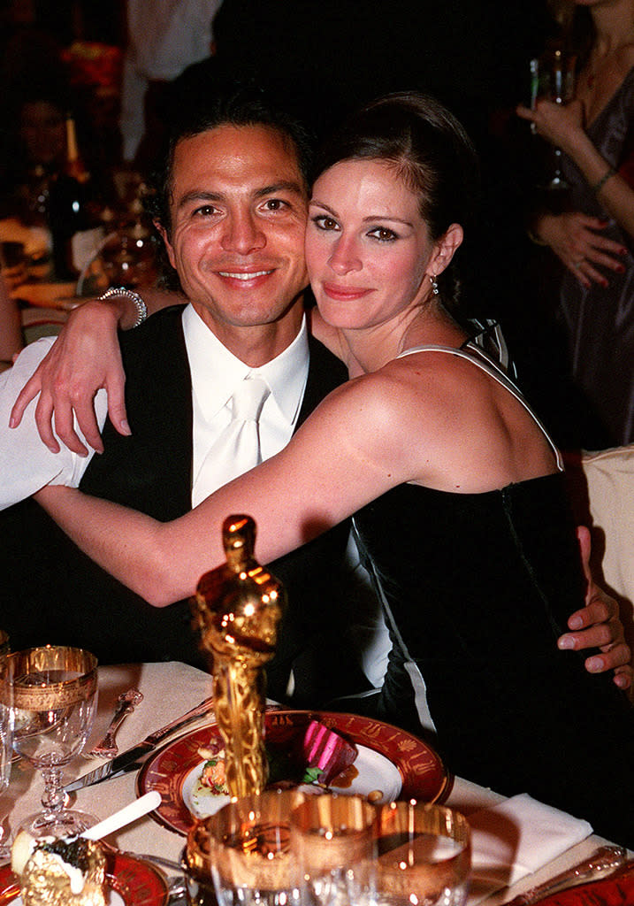 Julia Roberts and Benjamin Bratt, 2001 