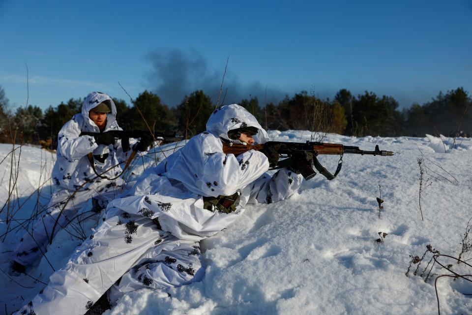 Ukraine service members take part in drills as part of training for war (REUTERS)