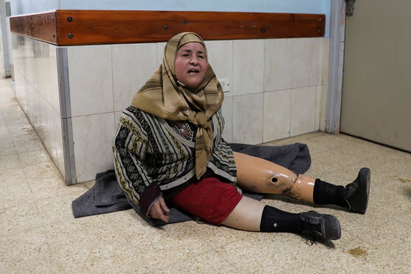 Amal Abu Hashesh, que escapó con su pierna ortopédica después de que su casa fue alcanzada por un ataque israelí, se sienta en el Hospital Europeo, en Jan Yunis