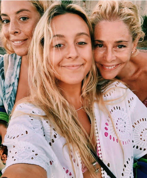 Belén Rueda con sus hijas Belén y Lucía 