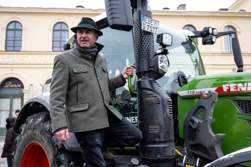 Hubert Aiwanger, Deputy Minister President and Bavarian State Minister for Economic Affairs, Regional Development and Energy, stands on a tractor during a demonstration by farmers. In response to the federal government's austerity plans, the farmers' association has called for a week of action with rallies and rallies starting on January 8. It is to culminate in a major demonstration in the capital on January 15. Lennart Preiss/dpa