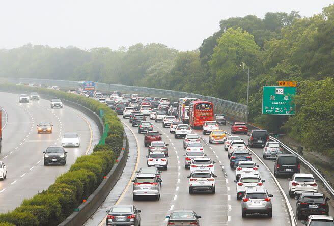 1日清晨5時多，國道南向自中和至龍潭等路段就已經大塞車，車速都在20公里以下。圖為國道龍潭段湧現車潮。（陳怡誠攝）