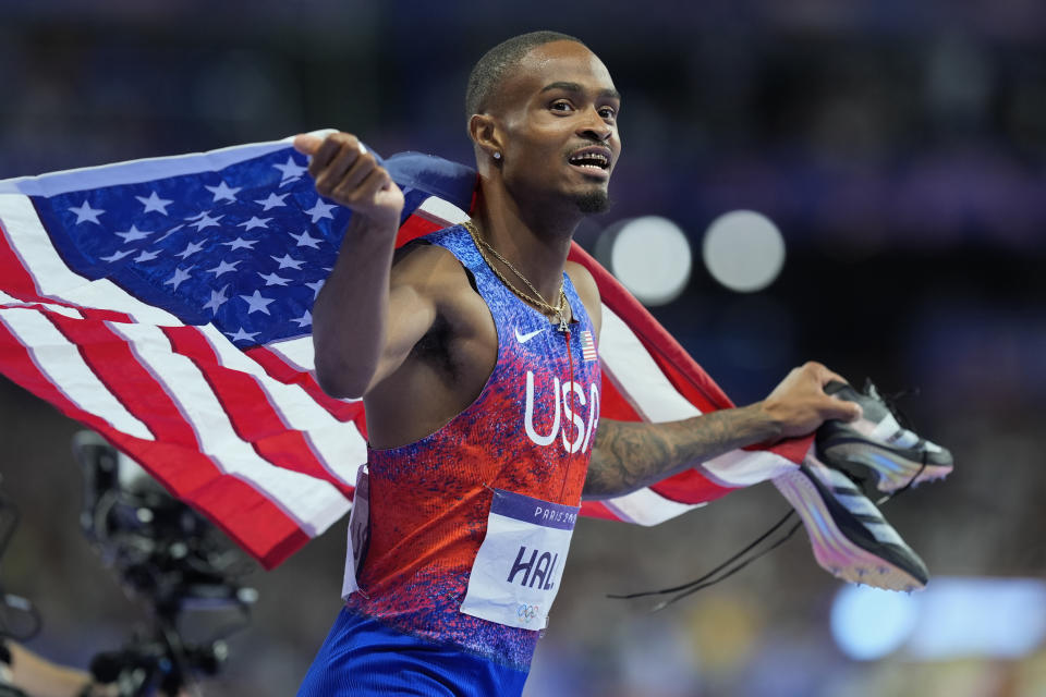 Quincy Hall, dari Amerika Serikat, merayakan kemenangannya setelah memenangkan medali emas di final lari 400 meter putra di Olimpiade Musim Panas 2024, Rabu, 7 Agustus 2024, di Saint-Denis, Prancis. (Foto AP/Rebecca Blackwell)