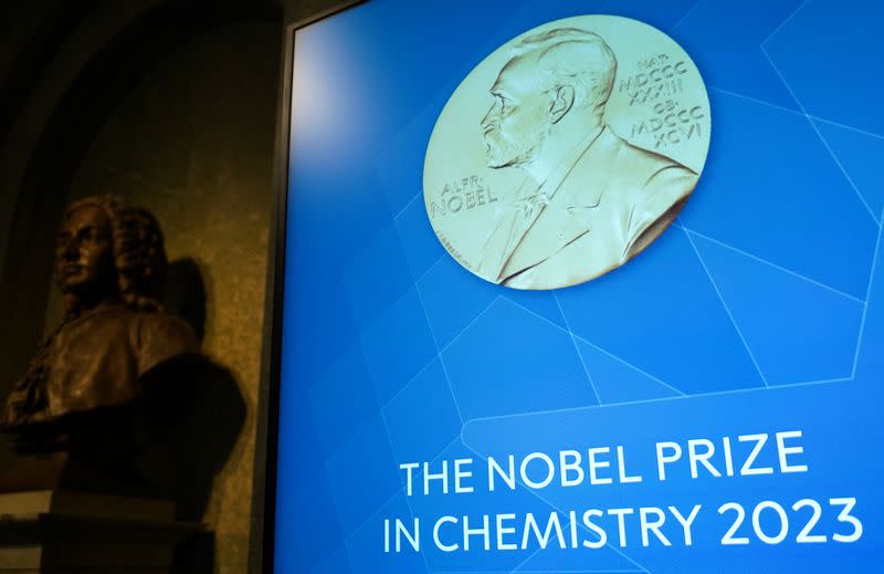 Vista de una pantalla en el interior de la Real Academia Sueca de las Ciencias, donde se anuncia el Premio Nobel de Química, en Estocolmo, Suecia