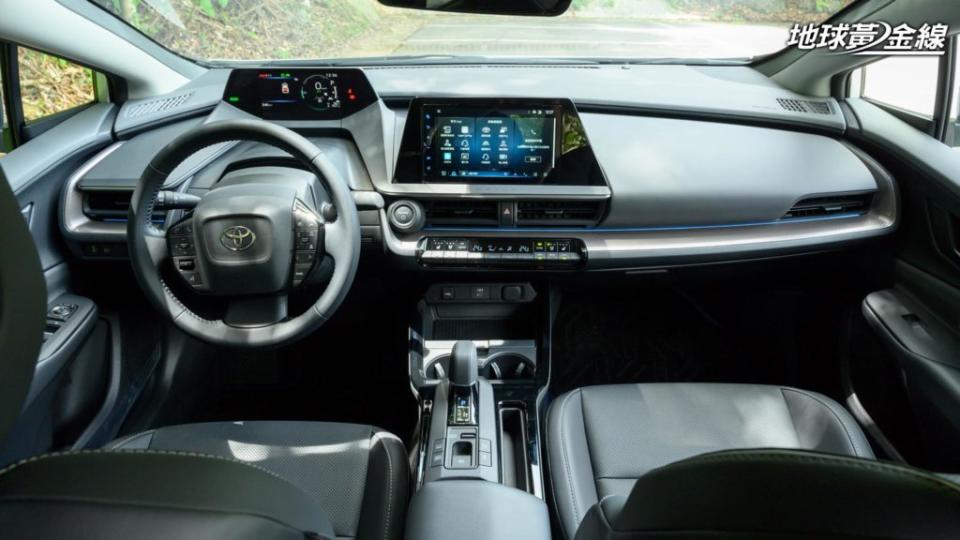 7吋數位儀表、9吋中央觸控螢幕與線傳排檔讓Prius PHEV車內具有不俗科技感。(攝影/ 林先本)