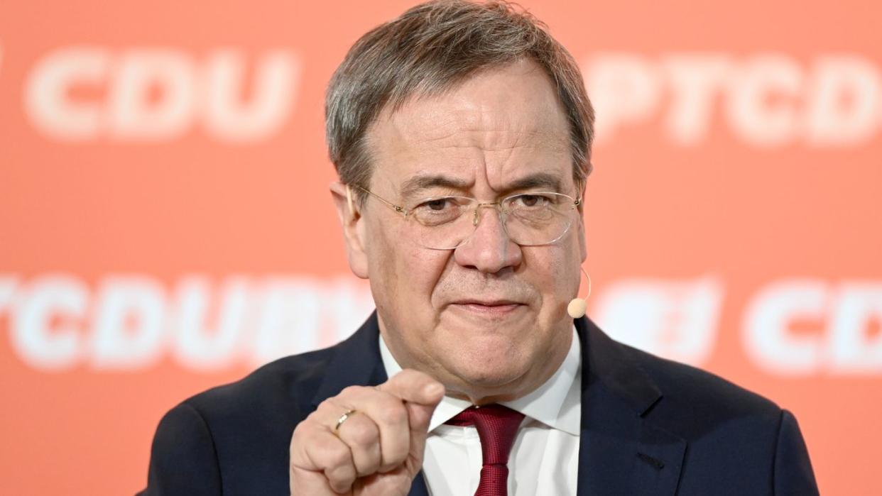 CDU-Chef Armin Laschet kann sich freuen: In einer Umfrage legt die Union etwas zu.