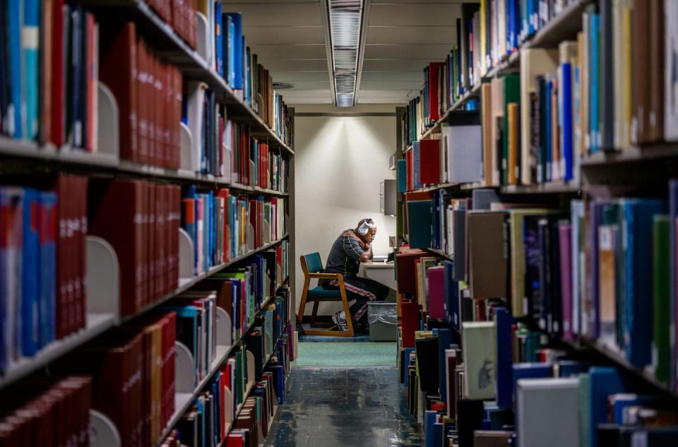 The library at the University of Texas, a battleground state for books. <a href="https://www.gettyimages.com/detail/news-photo/person-reads-at-the-rice-university-library-on-april-26-news-photo/1393878357?adppopup=true" rel="nofollow noopener" target="_blank" data-ylk="slk:Brandon Bell/Getty Images;elm:context_link;itc:0;sec:content-canvas" class="link ">Brandon Bell/Getty Images</a>