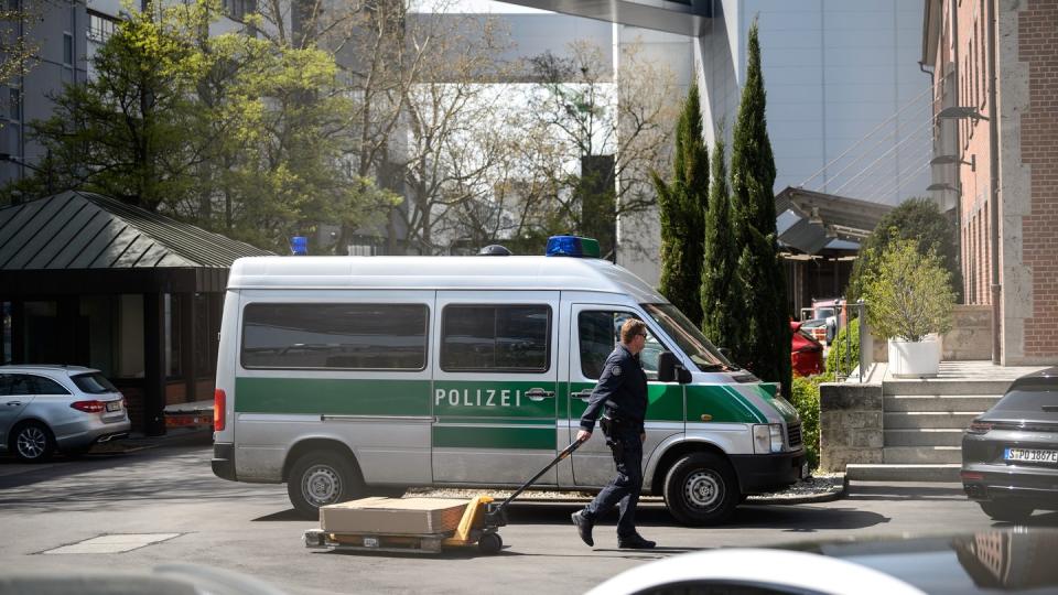 Ein Polizist beim Porsche-Gebäude in Stuttgart: Im Diesel-Skandal durchsuchen Staatsanwälte und Beamte der Landeskriminalämter Baden-Württemberg und Bayern Standorte des Autobauers. Foto: Sina Schuldt