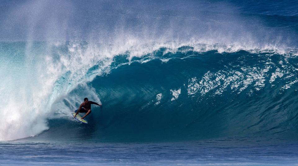 El surfista de olas grandes de Hawái, Billy Kemper, surfea una ola en Oahu el 24 de diciembre de 2020. (Foto de Brian Bielmann / AFP)