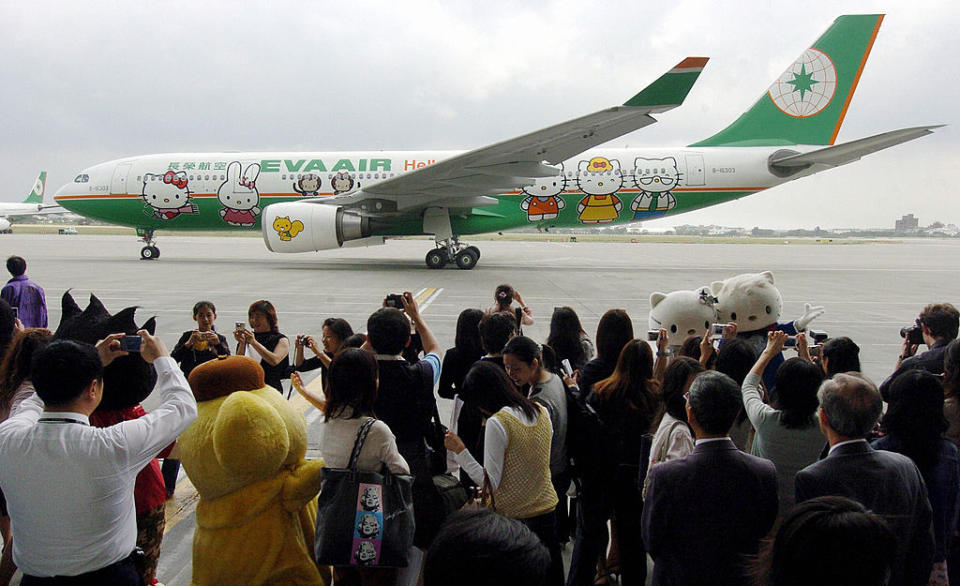 <strong>À la 8ème place : EVA air.</strong> Également connue sous le nom d’Evergreen Airlines, la compagnie aérienne taïwanaise conserve la même position dans le classement que l’an dernier. Elle avait marqué l’actualité Pop culture, en 2005, en lançant des vols dans des appareils à l’effigie de Hello Kitty. Pour les 40 ans du personnage de Sanrio, elle avait programmé, en 2014, une liaison entre Paris et Taïpei dans un avion décoré aux couleurs du célèbre chaton © SAM YEH/AFP via Getty Images