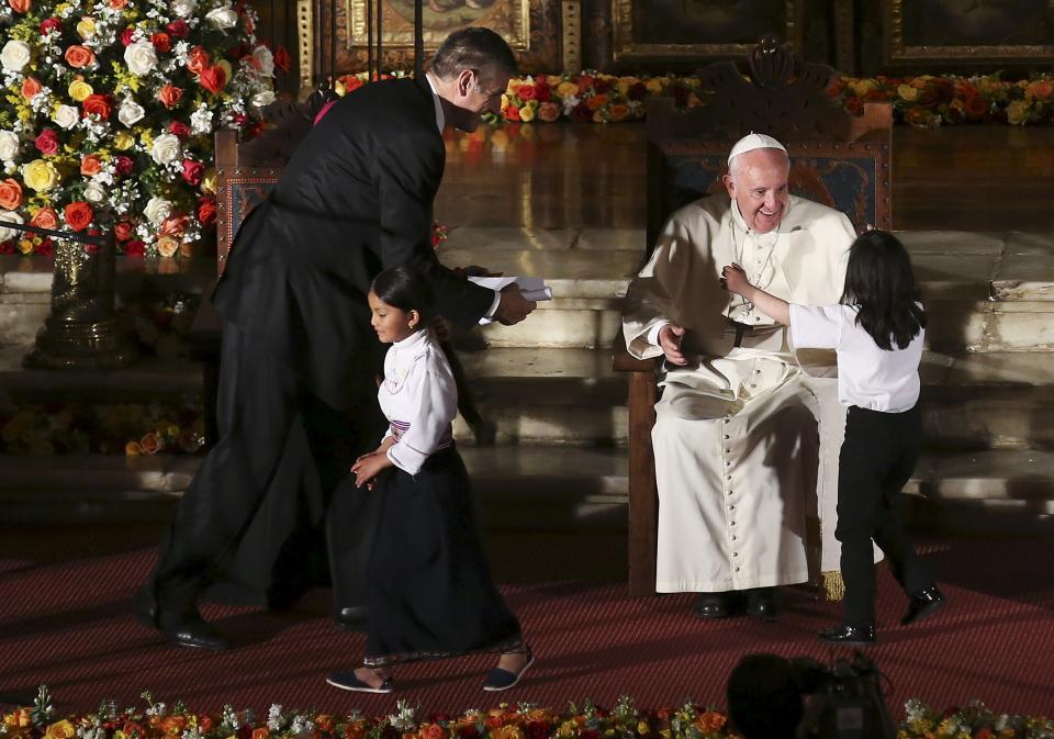 El papa Francisco dijo el martes que cuidar el planeta ya no era una opción sino un deber y convocó a administrar los recursos naturales con conciencia social y sin buscar beneficios económicos. En las últimas intervenciones de su tercer día de visita en Ecuador, el Sumo Pontífice se refirió por primera vez a temas ambientales después de publicar una histórica encíclica en defensa de los pobres y del planeta. REUTERS/Alessandro Bianchi