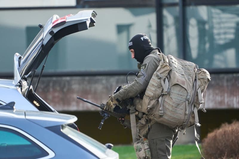 A SEK officer looks is seen near the incident area. According to the police, three people, including a child, were killed in an act of violence in a residential area. Emergency services discovered the suspected perpetrator seriously injured after entering the building, according to a police spokesperson. Sascha Ditscher/dpa