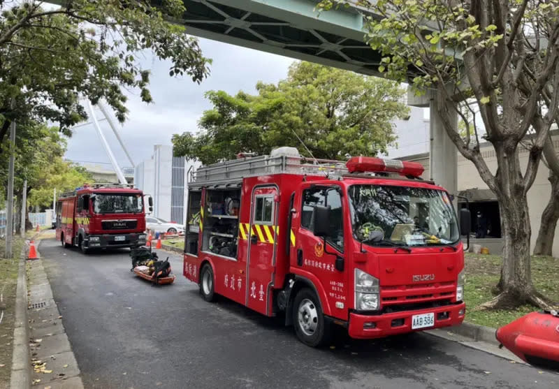 ▲台北市酒泉街污水處理廠今（3）日上午驚傳意外，一名30歲委外廠商不慎失足跌落沉澱池，警消搜救中。（圖／翻攝畫面）