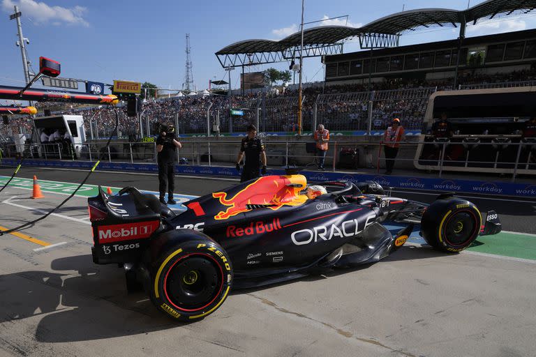 Max Verstappen, cómodo puntero del Mundial de Pilotos, largó en el décimo puesto en Hungría en 2022 y logró su único triunfo en el circuito de Mogyoród; en la imagen, su Red Bull calza gomas intermedias.