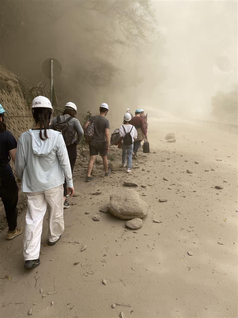 花蓮強震造成山區道路多處阻斷，中橫也成受困災區；其中有8名外籍遊客受困。（圖／翻攝畫面）