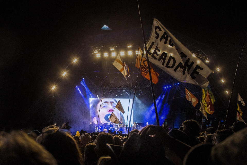 Paul McCartney canta junto a imágenes y la voz grabada de John Lennon en el Festival de Glastonbury, en Worthy Farm, Somerset, Inglaterra, el sábado 25 de junio de 2022. (Foto de Joel C Ryan/Invision/AP)