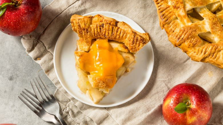 Cheddar cheese pie with apples