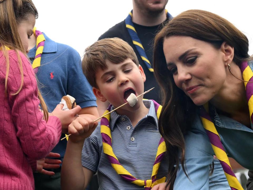 Prince Louis of Wales and his mother Kate toast marshmallows as they take part in the Big Help Out (Getty Images)