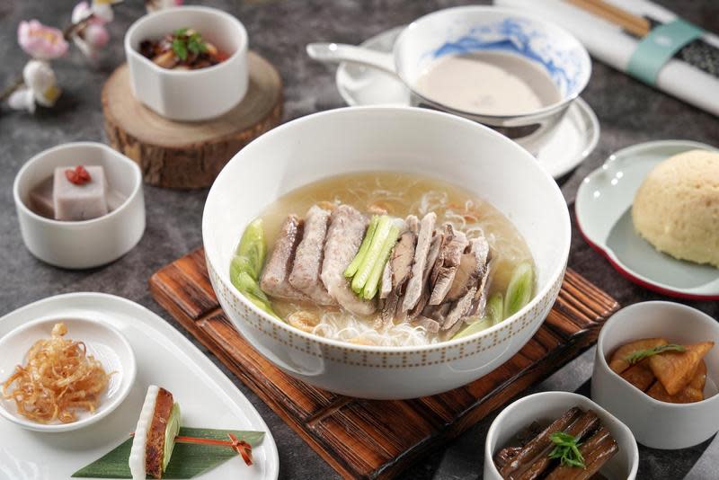 頤宮中餐廳團隊打造華航全新機上餐，豪華商務艙主菜「芋頭鴨絲米粉」。（君品酒店提供）