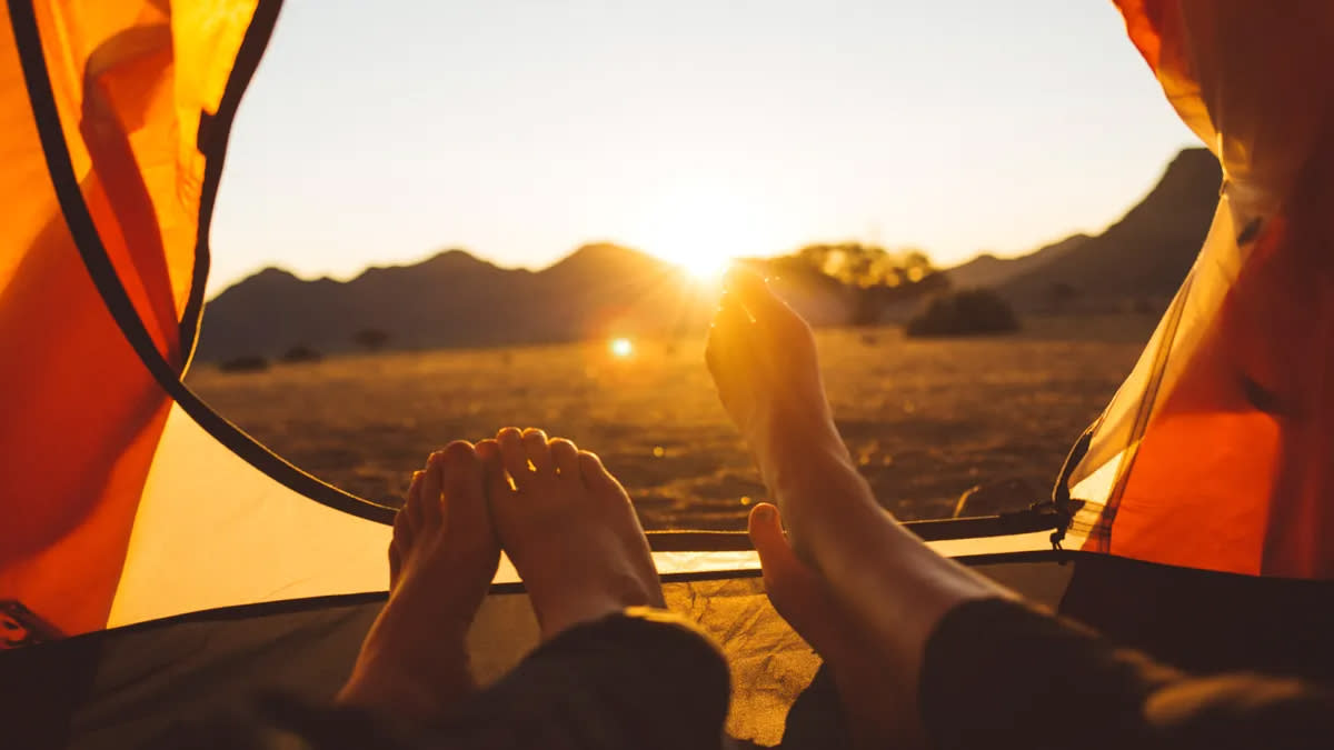  Two-person sleeping bags: couple's feet. 