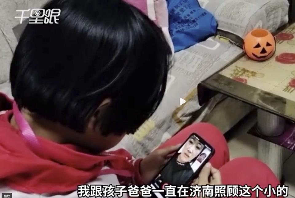 Little Mei video chats with Li on the phone. Photo: Weibo