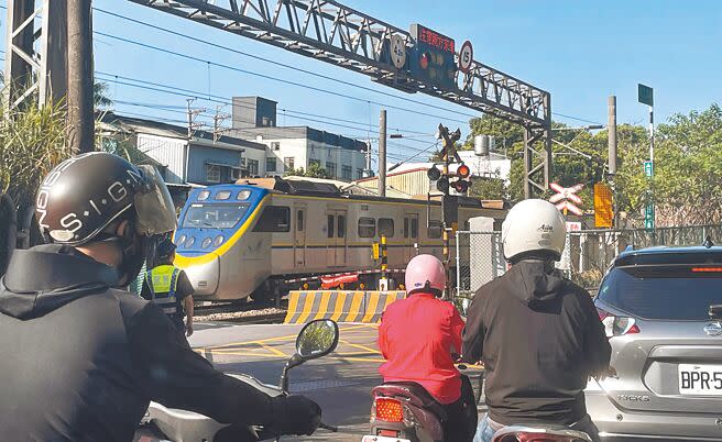 桃園鐵路地下化平鎮車站工程需封閉新光路平交道9個月，為避免造成交通衝擊，中央與地方研擬替代方案。（呂筱蟬攝）