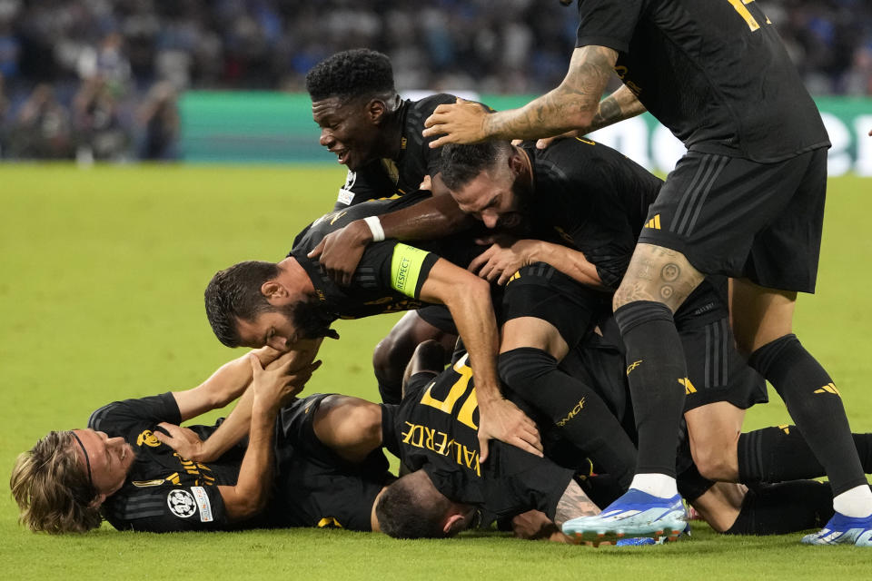 Los jugadores del Real Madrid celebran su tercer gol ante el Napoli en la Liga de Campeones, el martes 3 de octubre de 2023, en Nápoles. (AP Foto/Alessandra Tarantino)